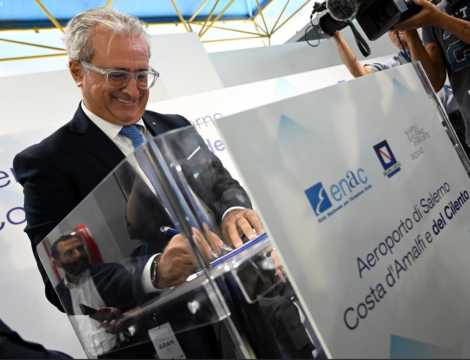 Salerno, 21 luglio 2025. Nuova denominazione Aeroporto di Salerno-Costa d'Amalfi e del Cilento, ufficializzata con la firma dell’ordinanza da parte di Carlo Marfisi, direttore territoriale Campania di Enac