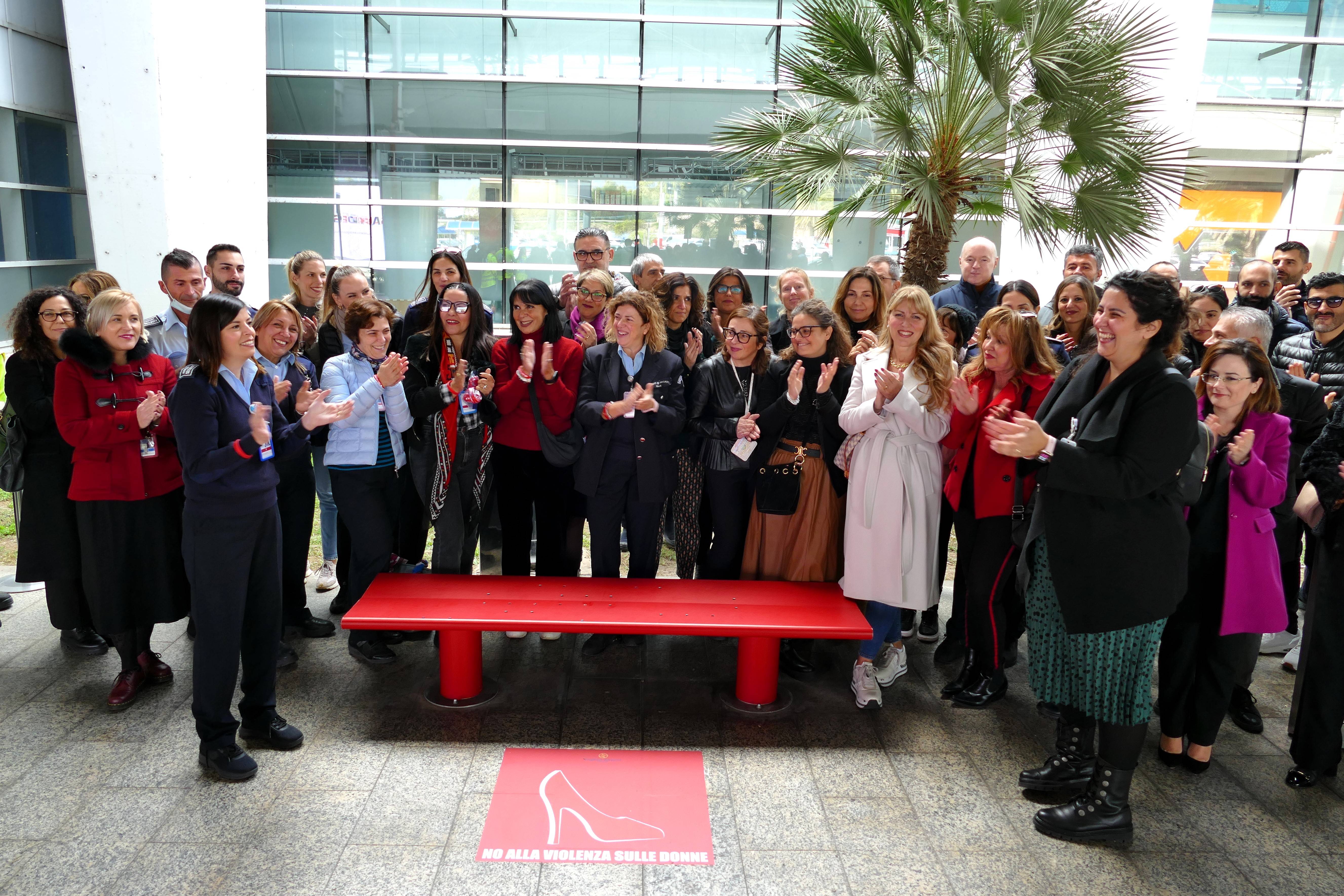 Foto Gruppo Sogaer "No alla violenza sulle donne": panchina rossa inaugurata nell'aeroporto "Mario Mameli" di Cagliari-Elmas