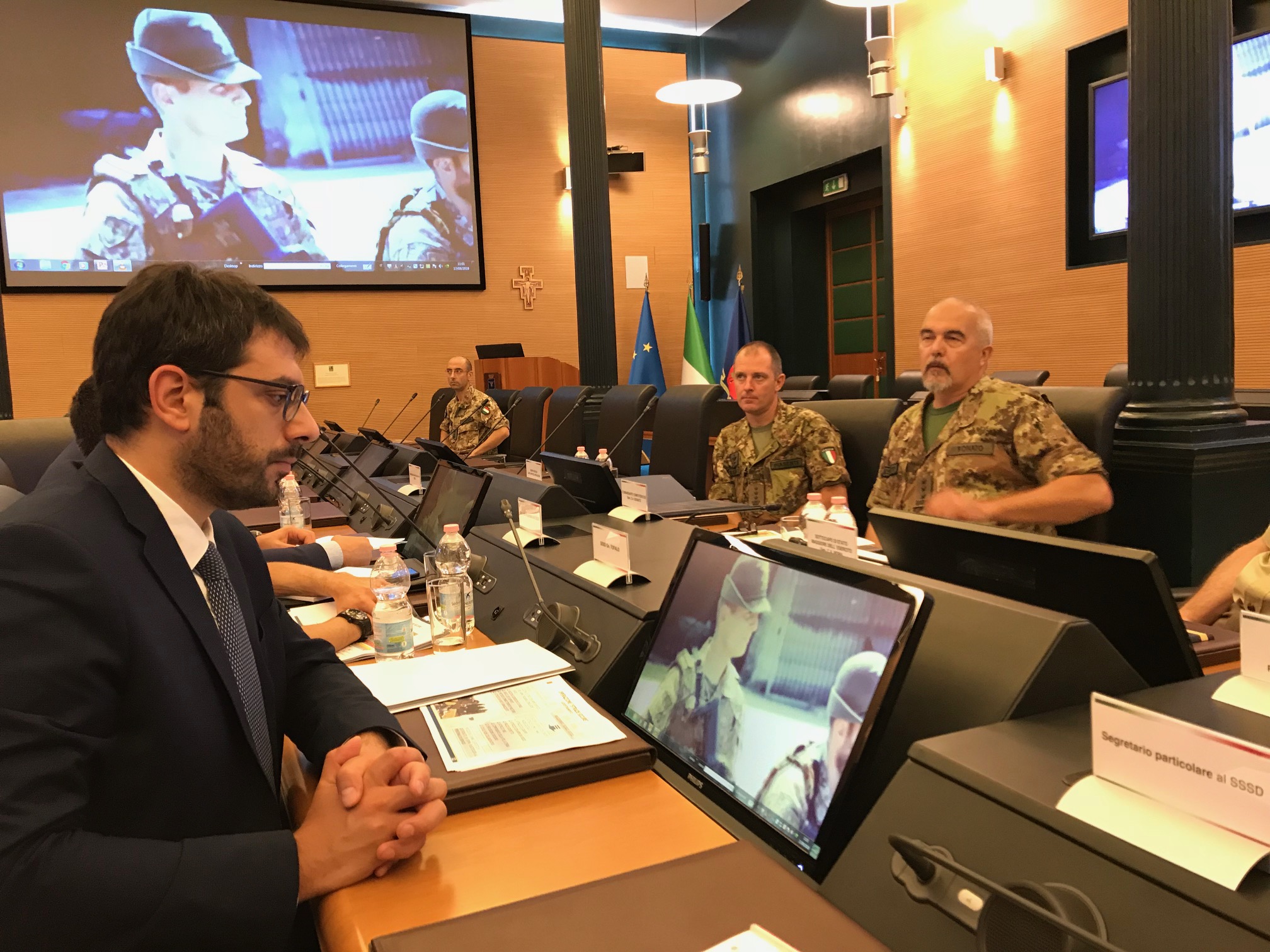 Sottosegretario alla Difesa Angelo Tofalo al briefing con vertici Esercito durante la sua visita