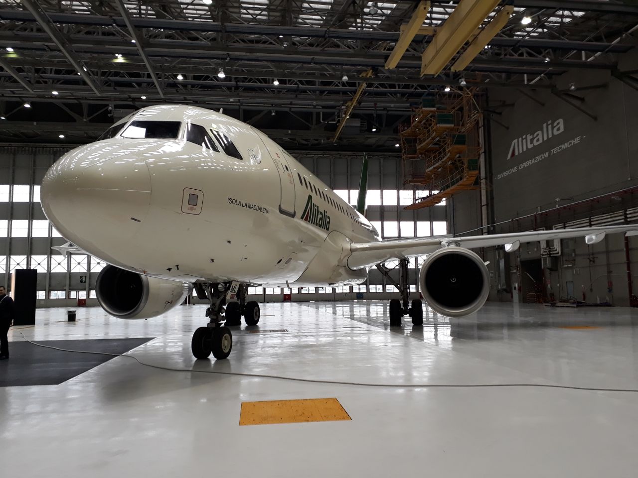 Aereo Airbus A-319 -con marche EI-IML- di Alitalia in un hangar dell'aeroporto di Roma-Fiumicino