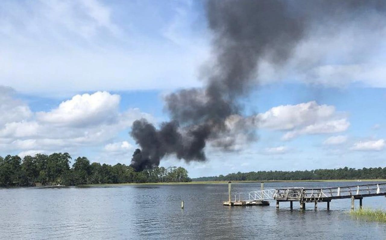 Fotografia del fumo nero alzatosi dopo che un F-35B è precipitato nella Carolina del Sud