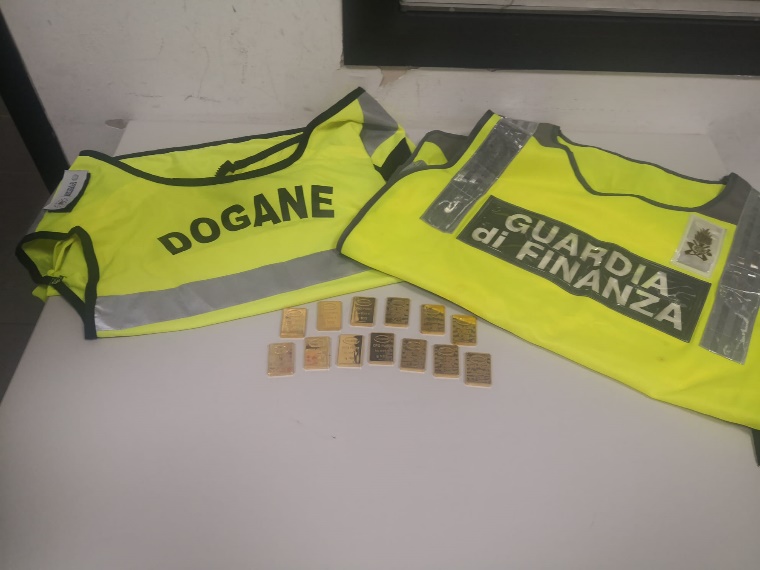 Adm-GdF di Pisa: tredici lingotti d'oro rinvenuti e sequestrati all'aeroporto di Pisa