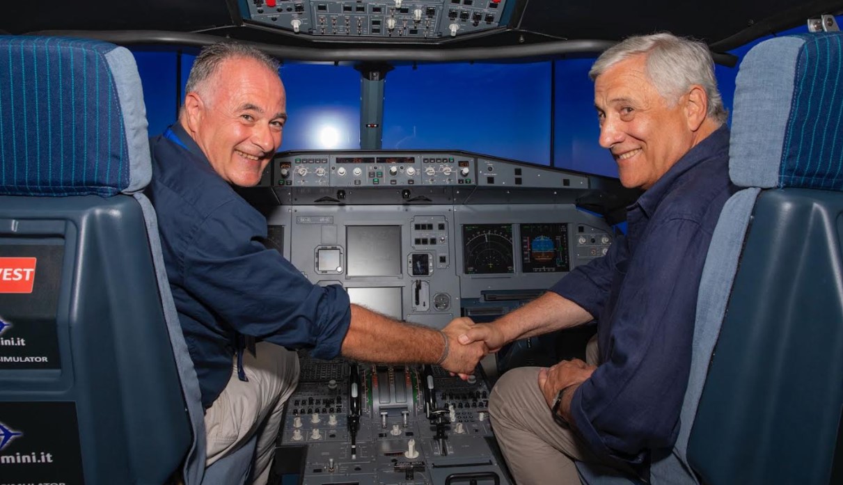 Rimini, 26 agosto 2026. Al termine della sua visita allo stand Enac nella giornata conclusiva del Meeting, il ministro Antonio Tajani è stato affiancato da un ispettore dell'Ente nella cabina del simulatore A-320, cimentandosi in un'emozionante esperienza di volo