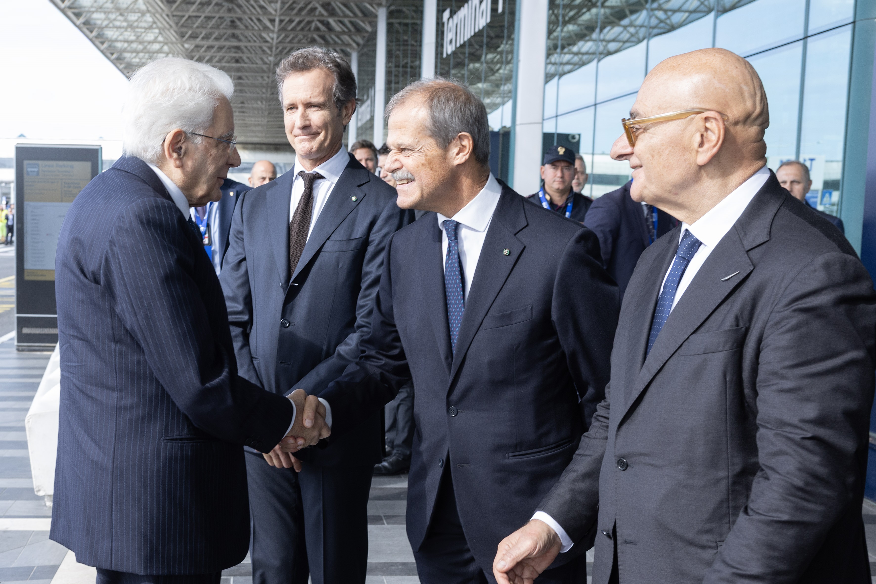 Fiumicino, 31/10/2025. Il capo dello Stato Sergio Mattarella saluta Alessandro Benetton, presidente di Edizione, Giampiero Massolo, presidente di Mundys, e Vincenzo Nunziata, presidente di Aeroporti di Roma, in occasione della cerimonia per il 65esimo anniversario dell’aeroporto “Leonardo Da Vinci” di Roma-Fiumicino