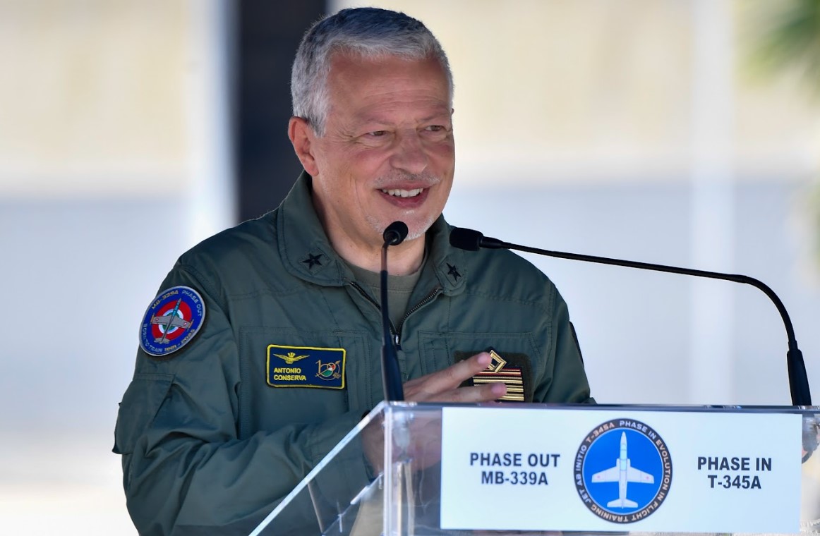 Galatina (Lecce), 12 giugno 2025. Il capo di Stato Maggiore dell'Aeronautica, generale di Squadra Aerea Antonio Conserva, durante il suo discorso alla cerimonia del passaggio di consegne tra il T-339A e T-345A