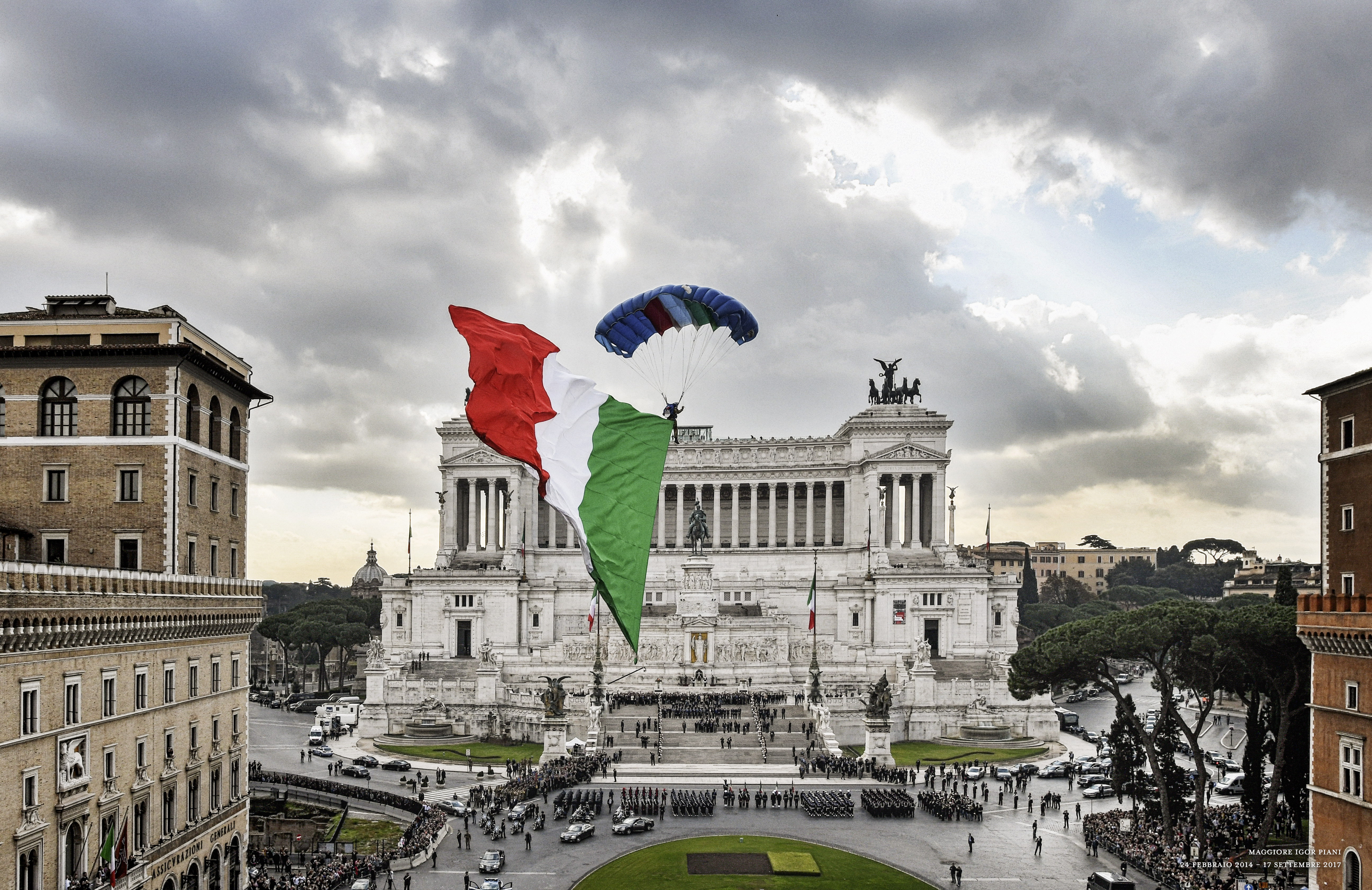 Paracadutista dell'Esercito atterra su Piazza Venezia a Roma in occasione del 4 novembre, Giornata dell'Unità nazionale e delle Forze armate