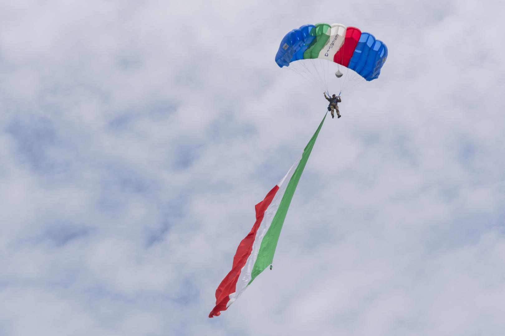 Lancio paracadutisti Esercito in occasione del 158esimo anniversario della costituzione, cerimonia avvenuta a Roma l'8 maggio 2019