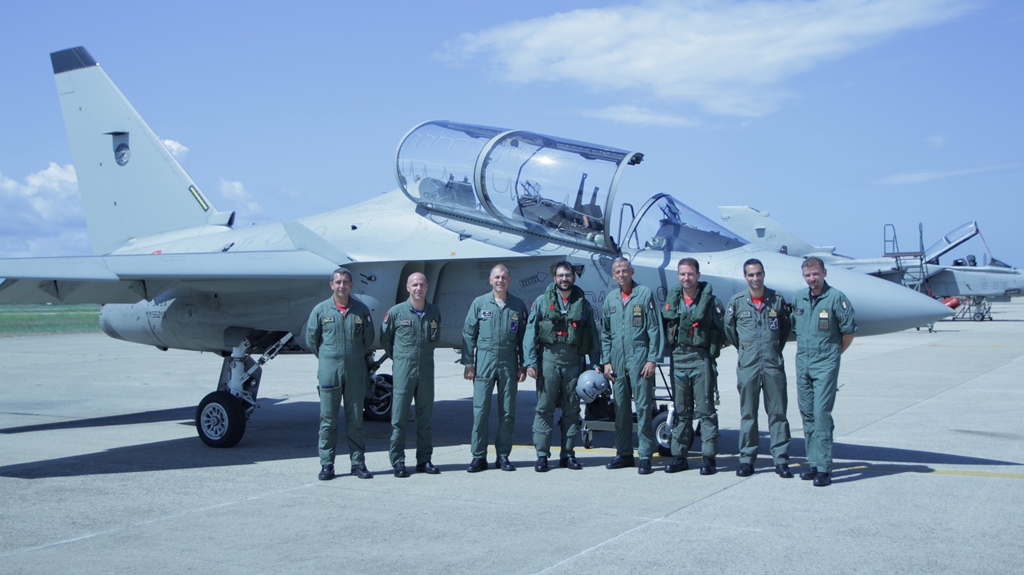 Angelo Tofalo, sottosegretario di Stato alla Difesa (al centro), vicino all'aereo T-346A durante la visita al Csv AMI a Pratica di Mare