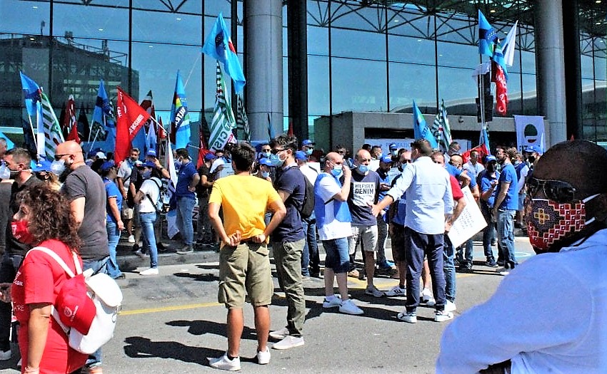 Manifestazione dei lavoratoti del trasporto aereo l'8 luglio 2020 all'aeroporto di Roma-Fiumicino