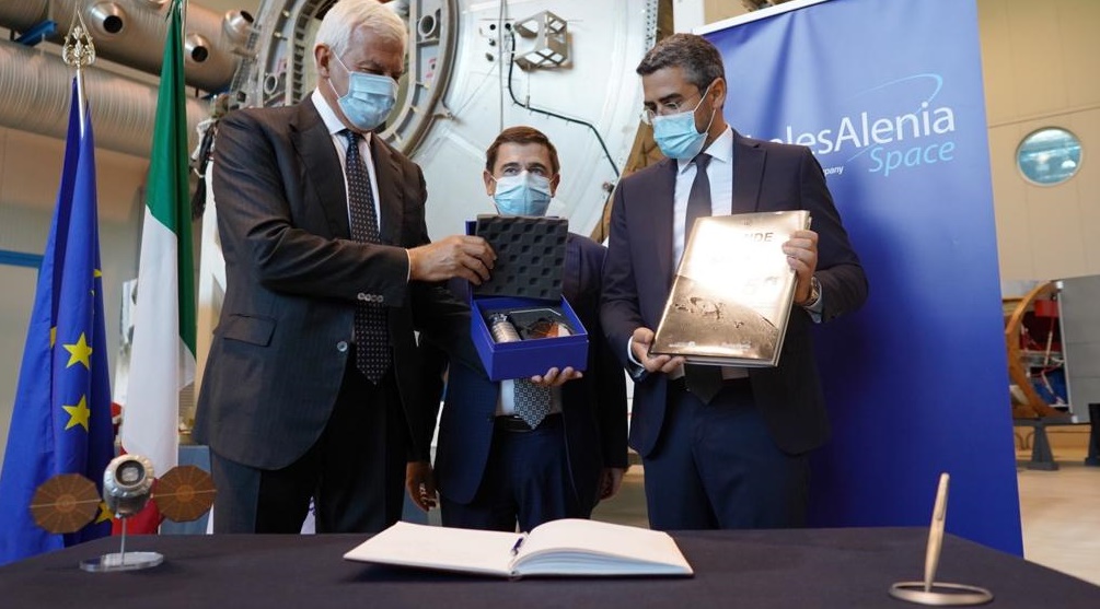Alessandro Profumo, ad di Leonardo (sinistra) e Riccardo Fraccaro (a destra) durante la visita presso Thales Alenia Space a Torino avvenuta il 16 settembre 2020