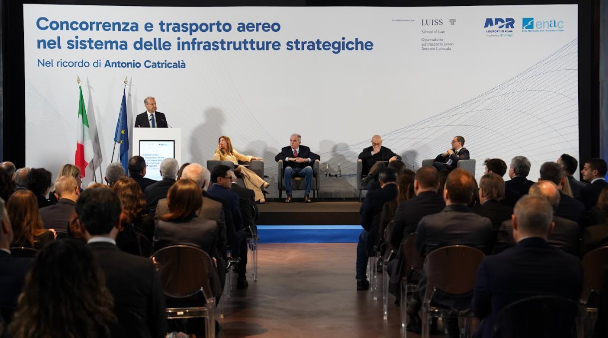 Fiumicino, 4 marzo 2026. Enac-AdR hanno promosso al T5 dello scalo romano l’incontro “Concorrenza e trasporto aereo nel sistema delle infrastrutture strategiche”, nel ricordo di Antonio Catricalà nel quinto anniversario della scomparsa dell’illustre giurista per promuovere cultura aeronautica e confronto tra mondo accademico, istituzionale ed industriale