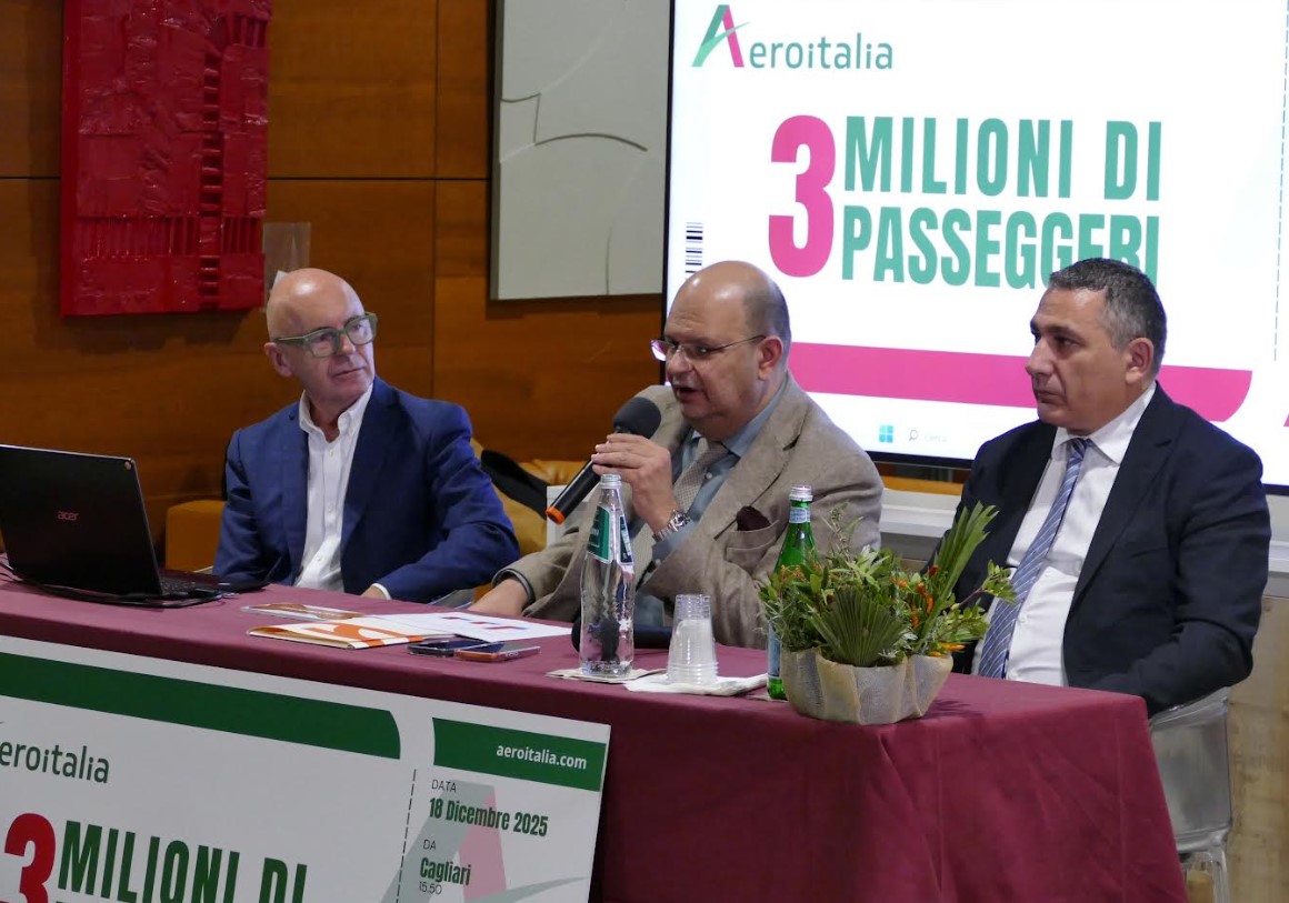 Cagliari, 18 dicembre 2025. David Crognaletti, cco Sogaer (Cagliari Airport), Gaetano Intrieri (ad Aeroitalia) durante il suo intervento per festeggiare all'aeroporto "Mario Mameli" i tre milioni di biglietti venduti dalla compagnia insieme a Massimo Di Perna, cco Aeroitalia
