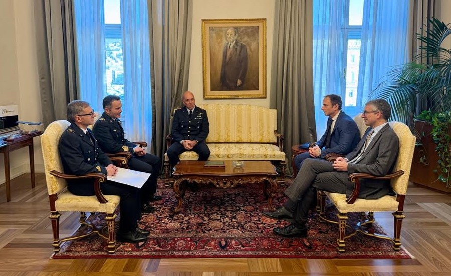 Trieste, 9 dicembre 2025. Il governatore del Fvg Massimiliano Fedriga e l'assessore regionale alla Sicurezza Pierpaolo Roberti ricevono il comandante del Secondo Stormo AMI Giovanni Lodato nel Palazzo della Regione