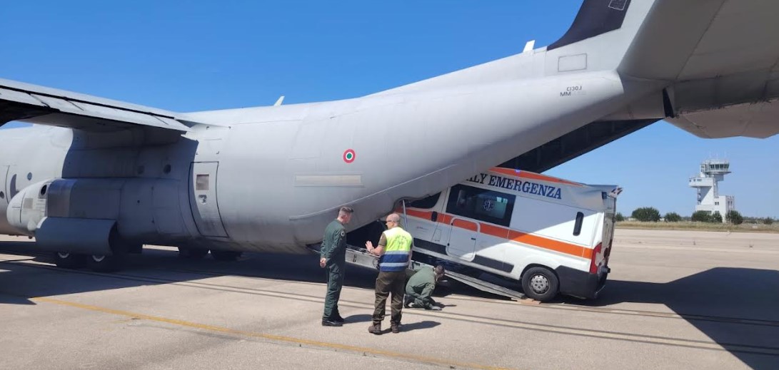 Ambulanza viene imbarcata sull'aereo C-130J AMI per un trasporto sanitario urgente