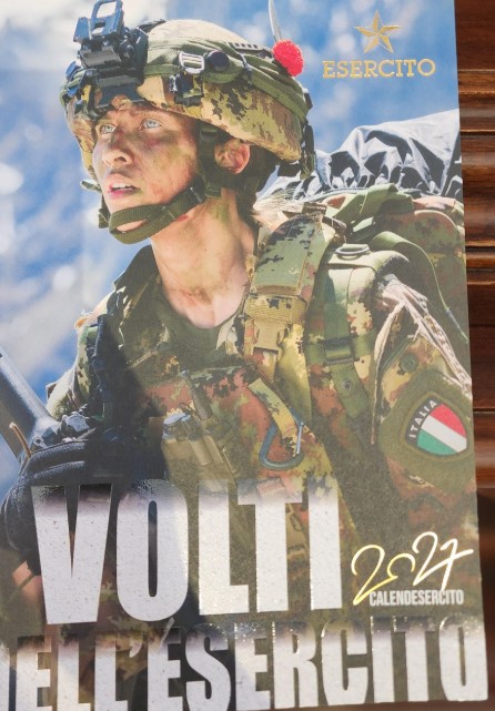 Roma, 13 ottobre 2026. Presso la Biblioteca militare centrale di Palazzo Esercito è stato presentato il CalendEsercito 2027, dedicato al tema "I volti dell’Esercito"