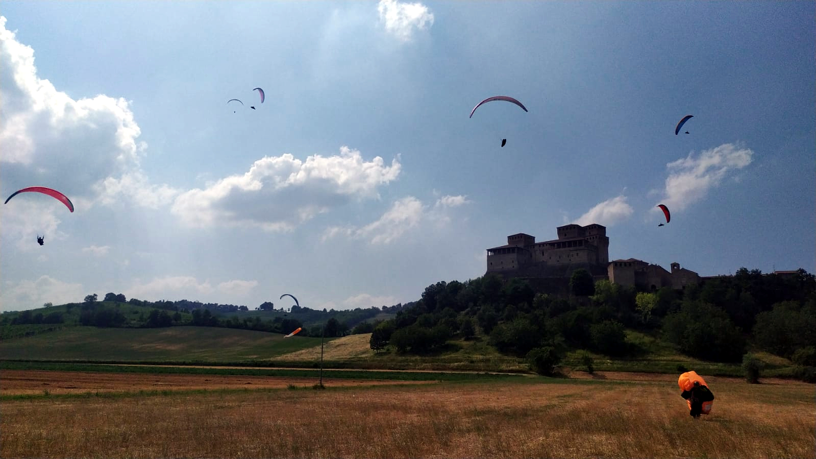 Parapendio in fase di atterraggio a Torrechiara per il "Trofeo 100 Laghi 2021"