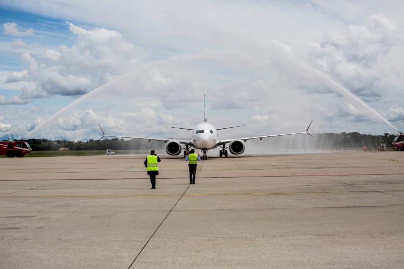 Aereo B-737 MAX di Air Italy salutato all'aeroporto di Milano-Malpensa