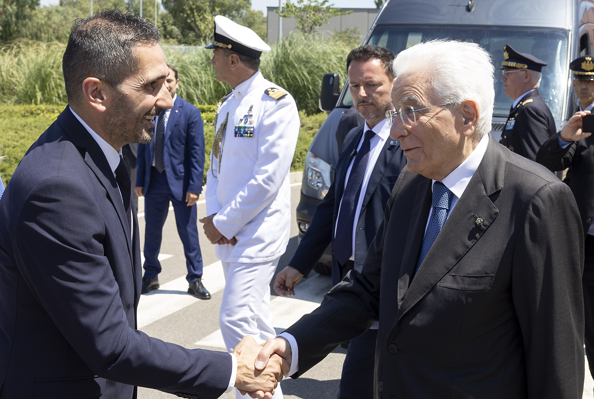 Decimomannu, 02/07/2025 (II mandato) Il presidente Mattarella saluta Giuseppe Meloni, vicepresidente della Regione Sardegna, al termine della cerimonia di consegna delle Aquile di pilota militare