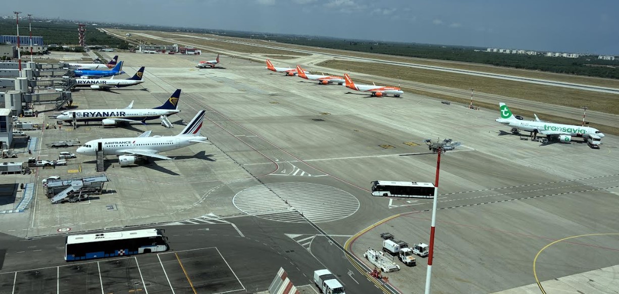 Piazzale di sosta degli aeromobili (apron) all'aeroporto "Karol Wojtyla" di Bari-Palese