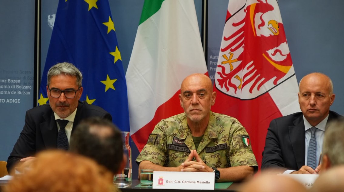 Il capo di Stato Maggiore dell’Esercito, generale Corpo Armata Carmine Masiello, per proseguire l'attuazione del protocollo d'intesa per la valorizzazione delle infrastrutture militari nella Provincia autonoma di Bolzano