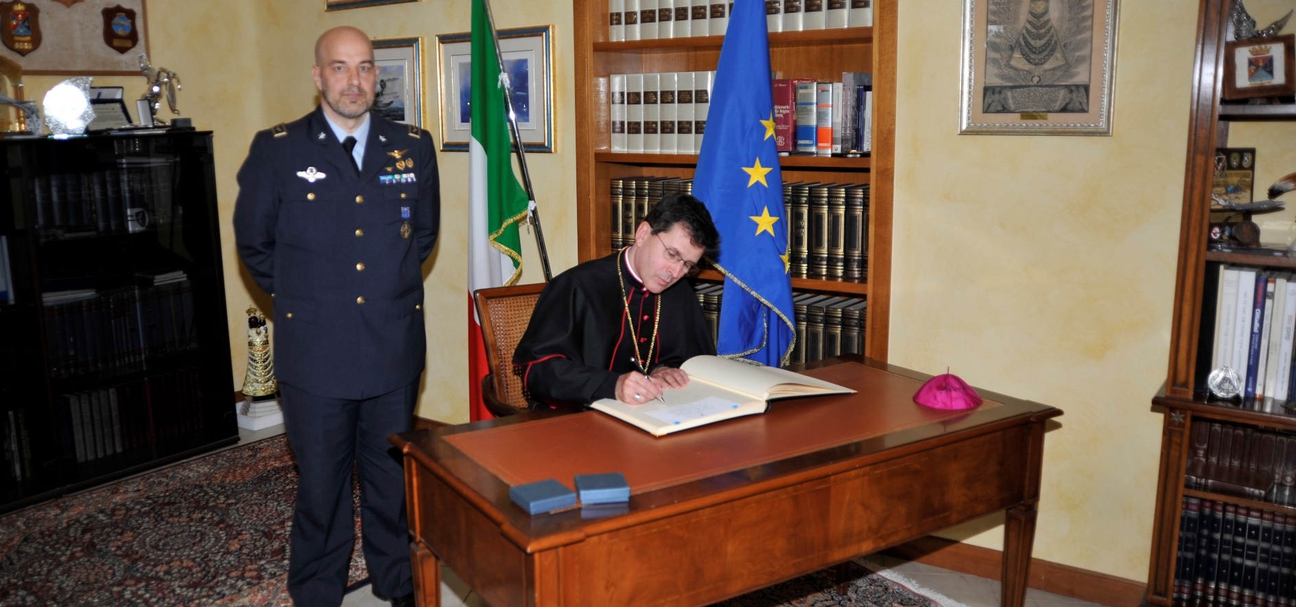 SE monsignor Fabio Dal Cin, arcivescovo di Loreto, mentre firma albo d'onore durante la visita al CenForAvEn, avvenuta il 13 maggio 2019 a Loreto (Ancona)
