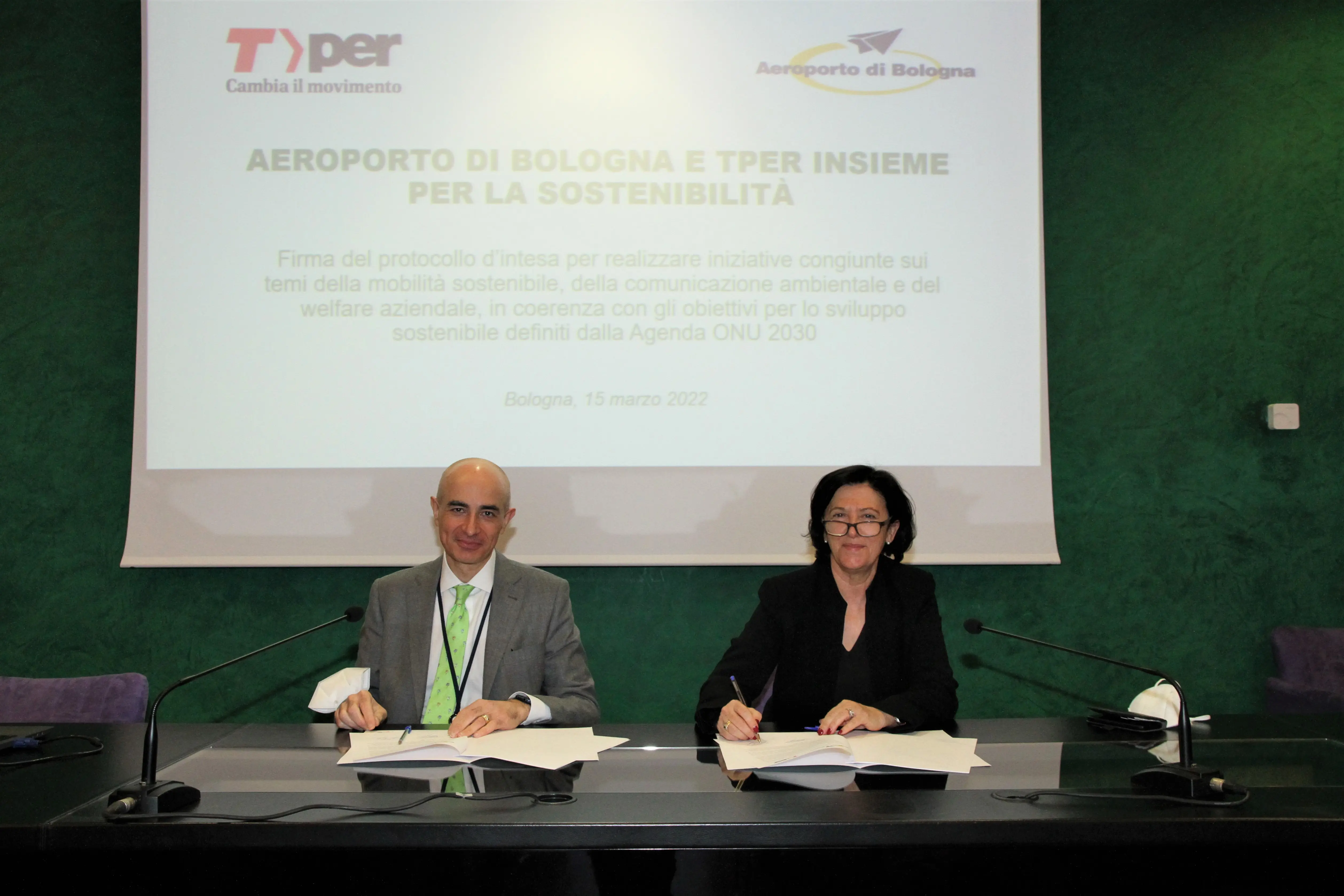 Ad e dg Aeroporto di Bologna Nazareno Ventola ed il presidente ed ad di Tper Giuseppina Gualtieri hanno firmato il 15 marzo 2022 un protocollo d’intesa di durata triennale sui temi della mobilità sostenibile