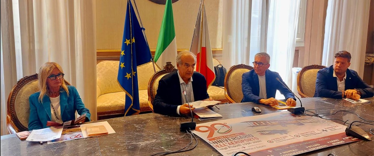 Forlì, 28 agosto 2026. Conferenza-stampa presso la Sala Giunti del Comune per la presentazione delle celebrazioni del 90esimo anniversario dell'aeroporto "Luigi Ridolfi", in programma per domenica 27 settembre 2026