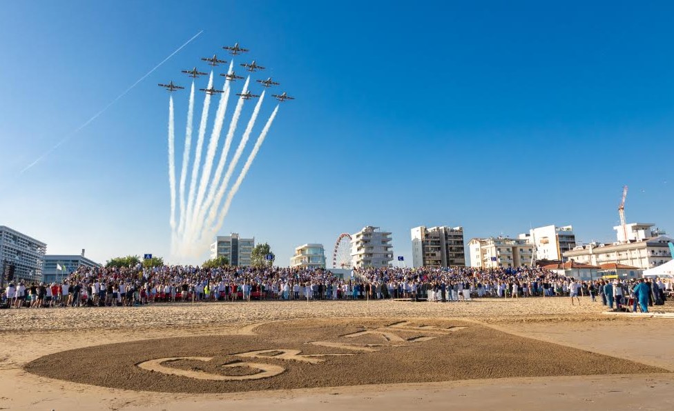 Aerei Frecce Tricolori della Pan durante una esibizione ad una edizione di "Jesolo Air Show"