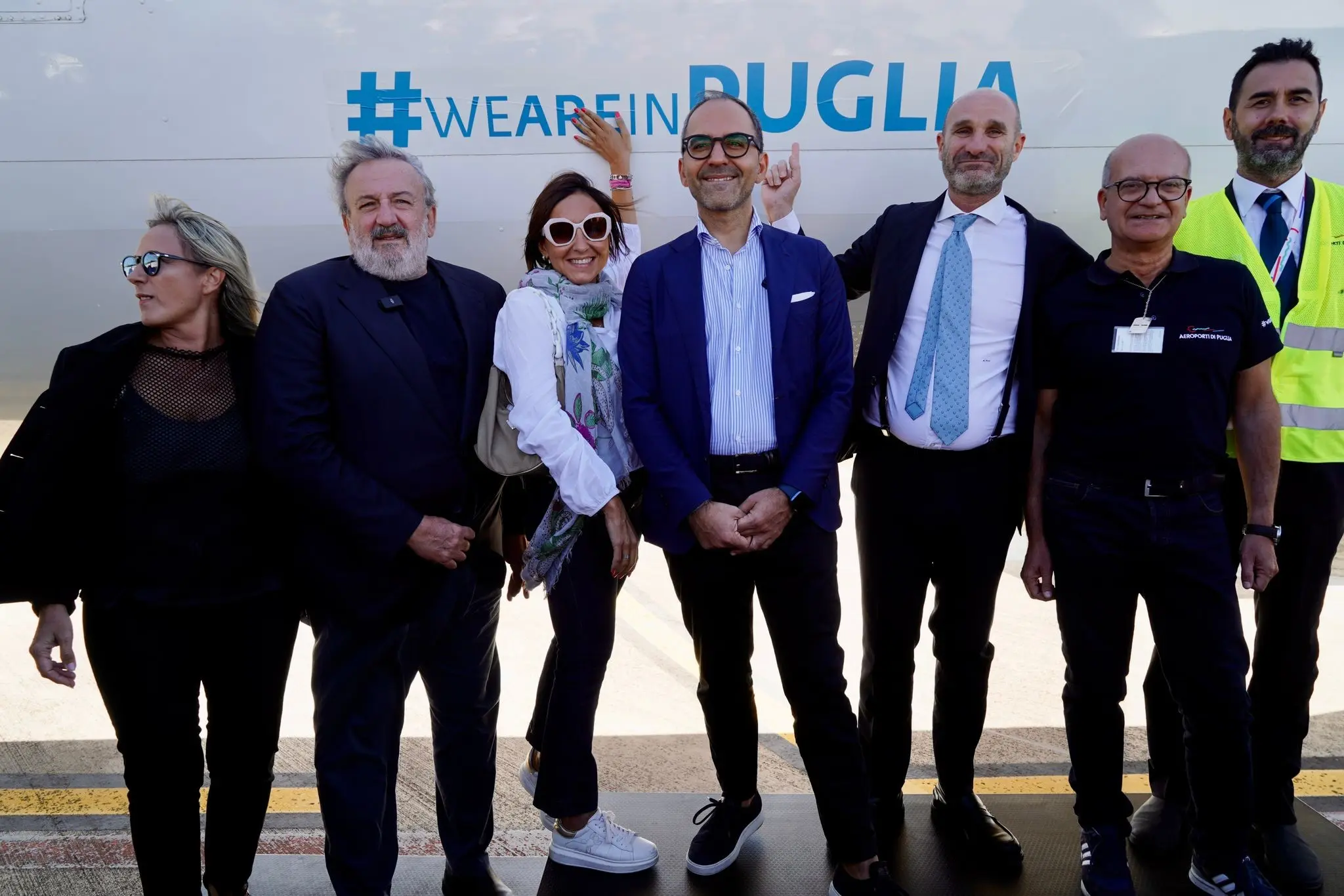 AdP. cambio operativo Lumiwings. Michele Emiliano presidente Regione Puglia (da sinistra) ed al centro Antonio Maria Vasile presidente Aeroporti di Puglia (terzo da destra)