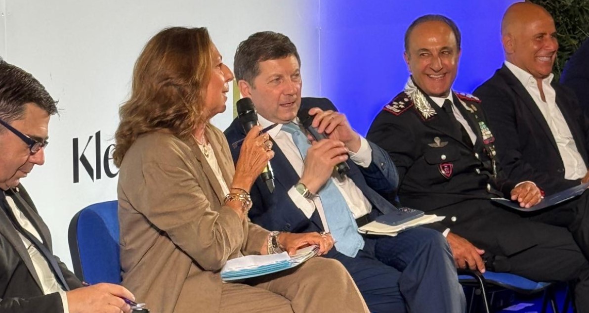 Sabaudia (Latina), 3 agosto 2026 Il sottosegretario alla Difesa, Isabella Rauti, durante il suo intervento al panel “Difesa e sicurezza nei nuovi assetti globali”, nell’ambito della rassegna “Sabaudia Incontra – Dialoghi in Corte 2026”