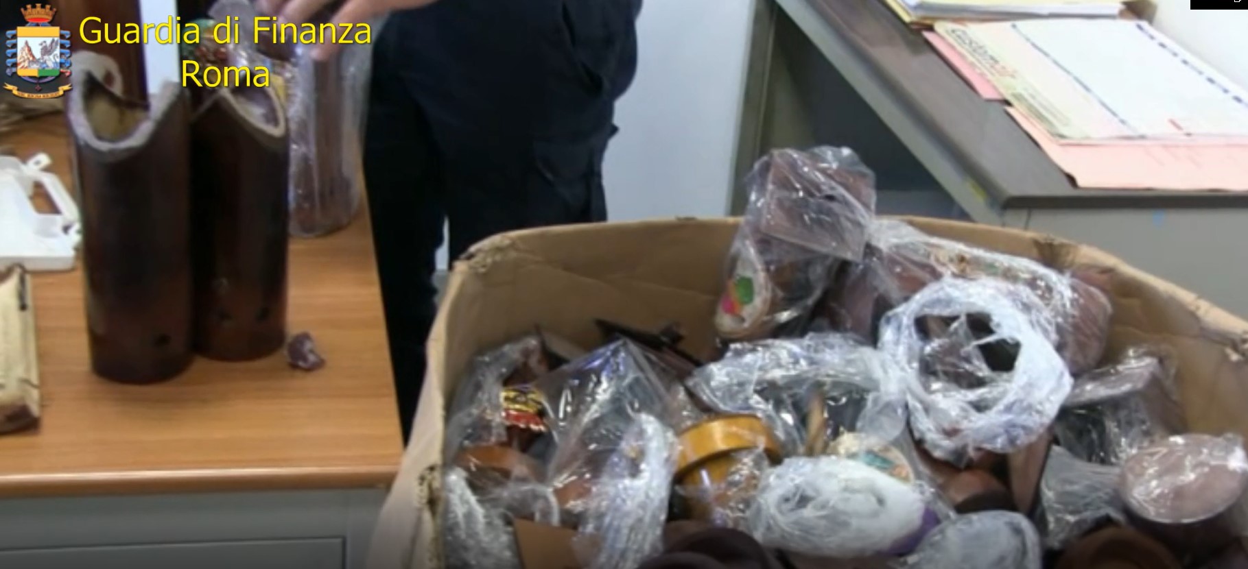 GdF-ADM: sequestro di tre chili di cocaina occultata all’interno di circa 200 casette in legno, prodotti di artigianato equadoregno, giunte all’area cargo city dell’aeroporto di Roma-Fiumicino