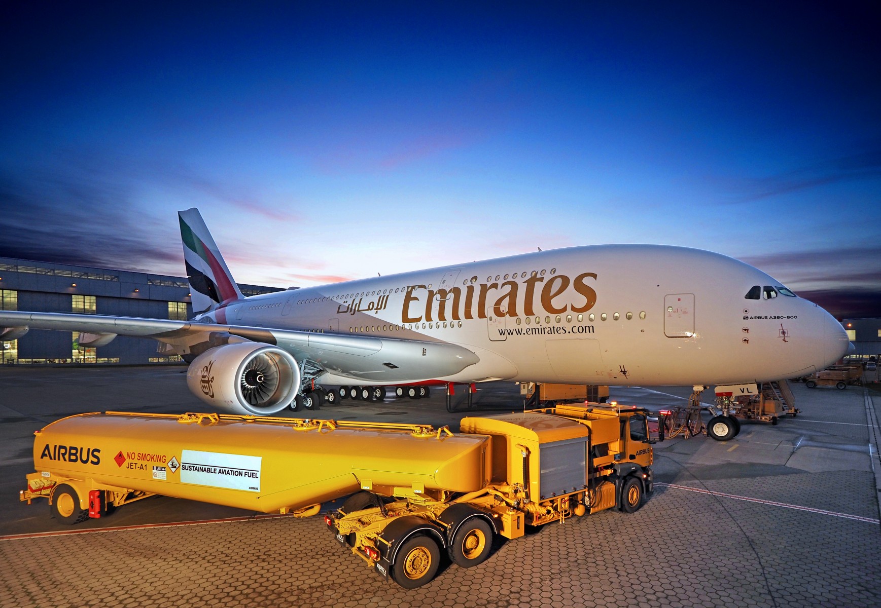 Aereo A-380 di Emirates che vola grazie anche all'olio da cucina esausto