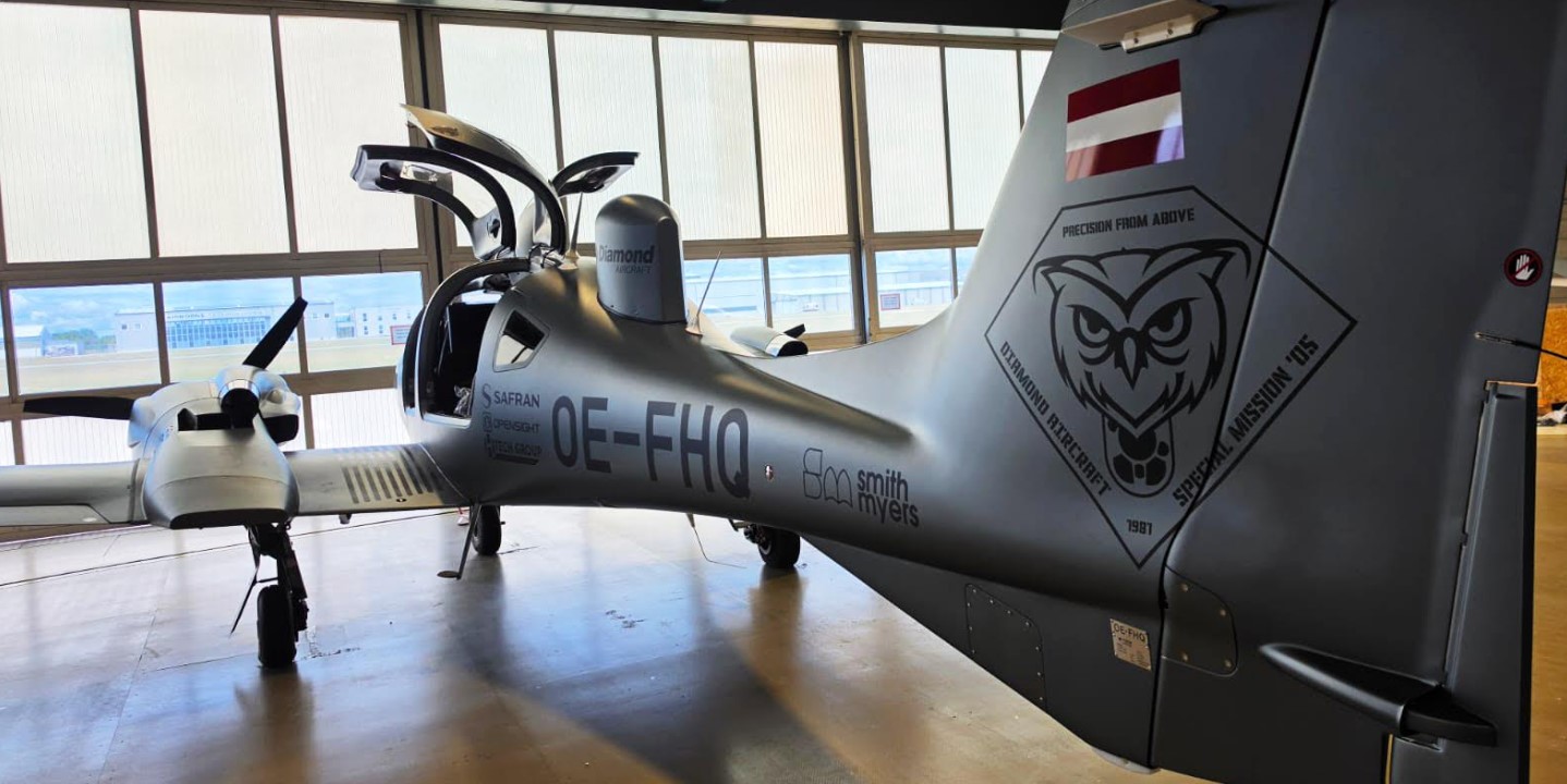 Diamond Aircraft e FlySight integrano Opensight mission console sull'aereo, marche OE-FHQ, presentato all'"Eurosatory 2026" (15-19 giugno a Parigi)