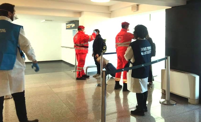 Coronavirus: controllo temperatura corporea ai passeggeri provenienti da voli internazionali all'aeroporto di Catania-Fontanarossa