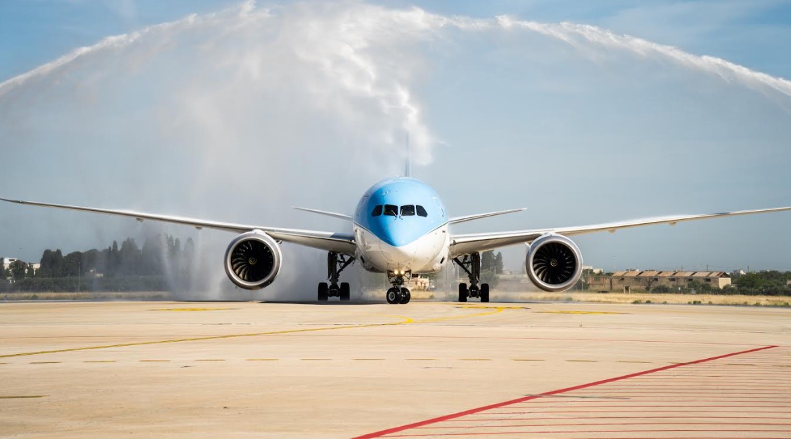 Bari, 4 giugno 2025. Aereo B-787/9 Dreamliner di Neos atterrato stamattina all'aeroporto “Karol Wojtyla”, proveniente dall'aeroporto "Jfk" di New York, salutato dal tradizionale water cannon