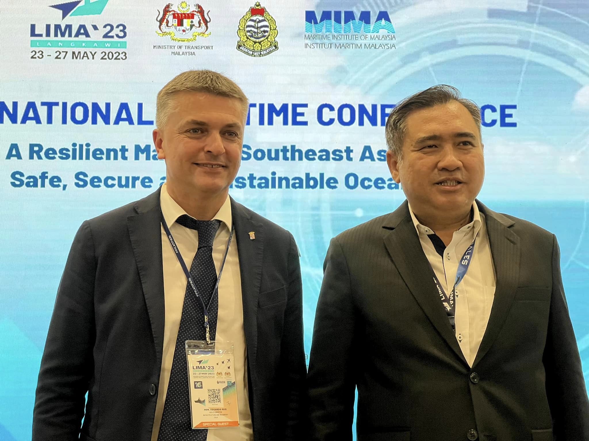 Langkawi (Malesia), 23 maggio 2023. Viceministro Mit Edoardo Rixi insieme al ministro malese Anthony Loke al Langkawi International Maritime and Aerospace exhibition dal 23 al 27 maggio