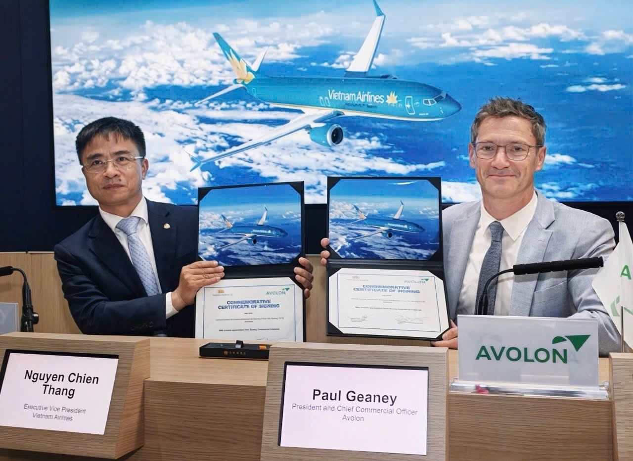Nguyen Chien Thang, EVP Vietnam Airlines, e Paul Geaney, presidente e Chief Commercial Officer di Avolon, siglano documenti al "Farnborough Airshow 2026"