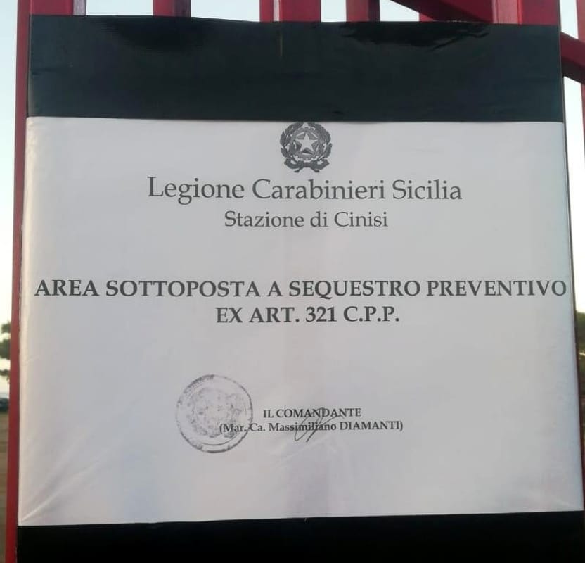 Ordinanza di sequestro preventivo affissa al cancello del Parkingo di Palermo