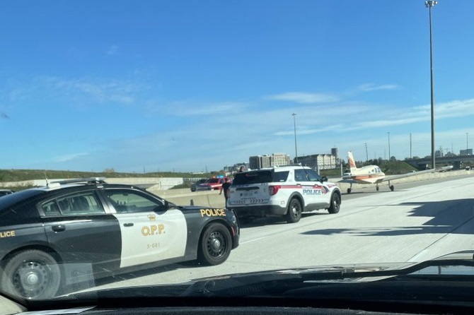 L'inconveniente dell'aereo atterrato in autostrada a Toronto