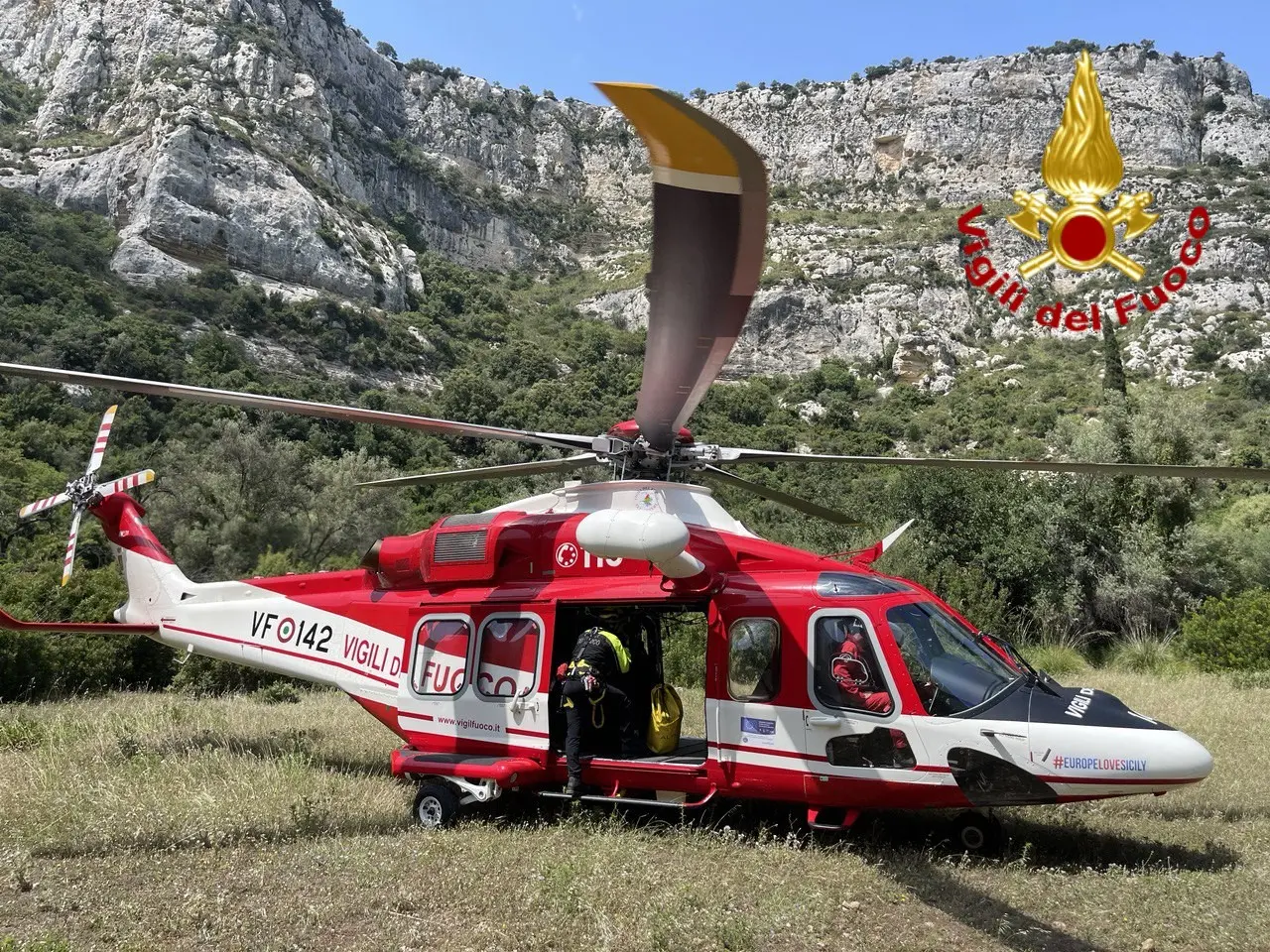 Elicottero dei Vigili del Fuoco impegnato in una operazione di soccorso
