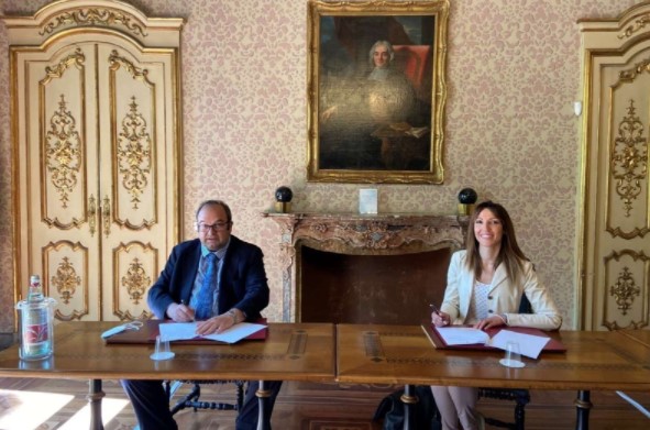Guido Bolatto, segretario generale Camera di commercio di Torino e Teresa Rosaria De Luca, dirigente dell’Ufficio delle dogane Torino siglano accordo