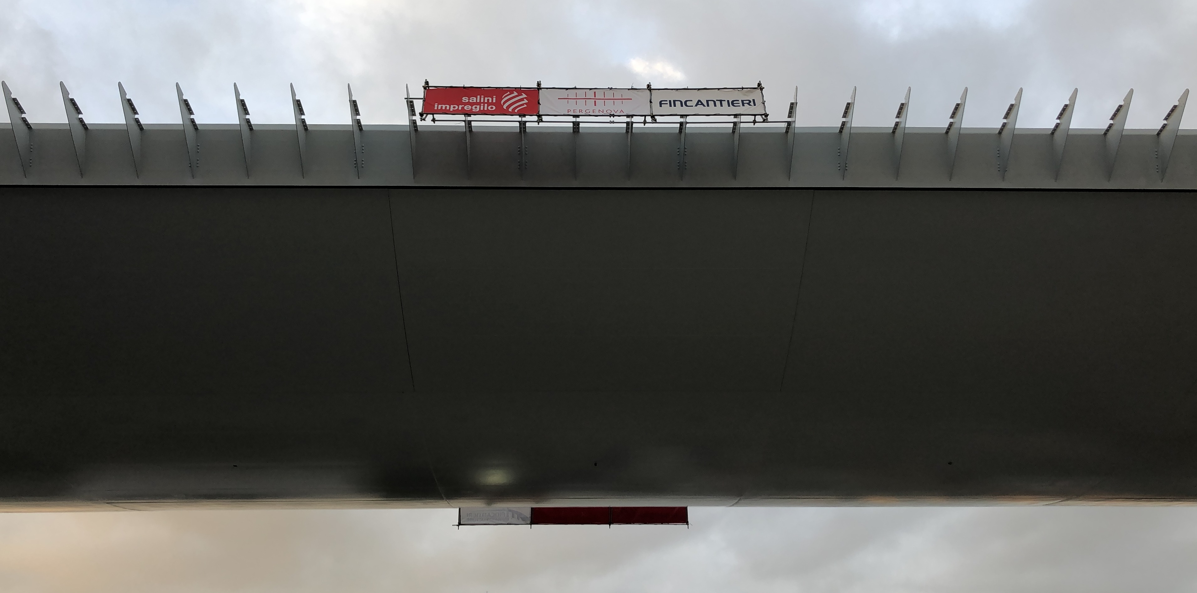 Fincantieri per il nuovo viadotto di Genova. Varato il maxi impalcato da 100 metri: il “ponte-nave” prende forma, su metà ponte, più di 500 metri di acciaio