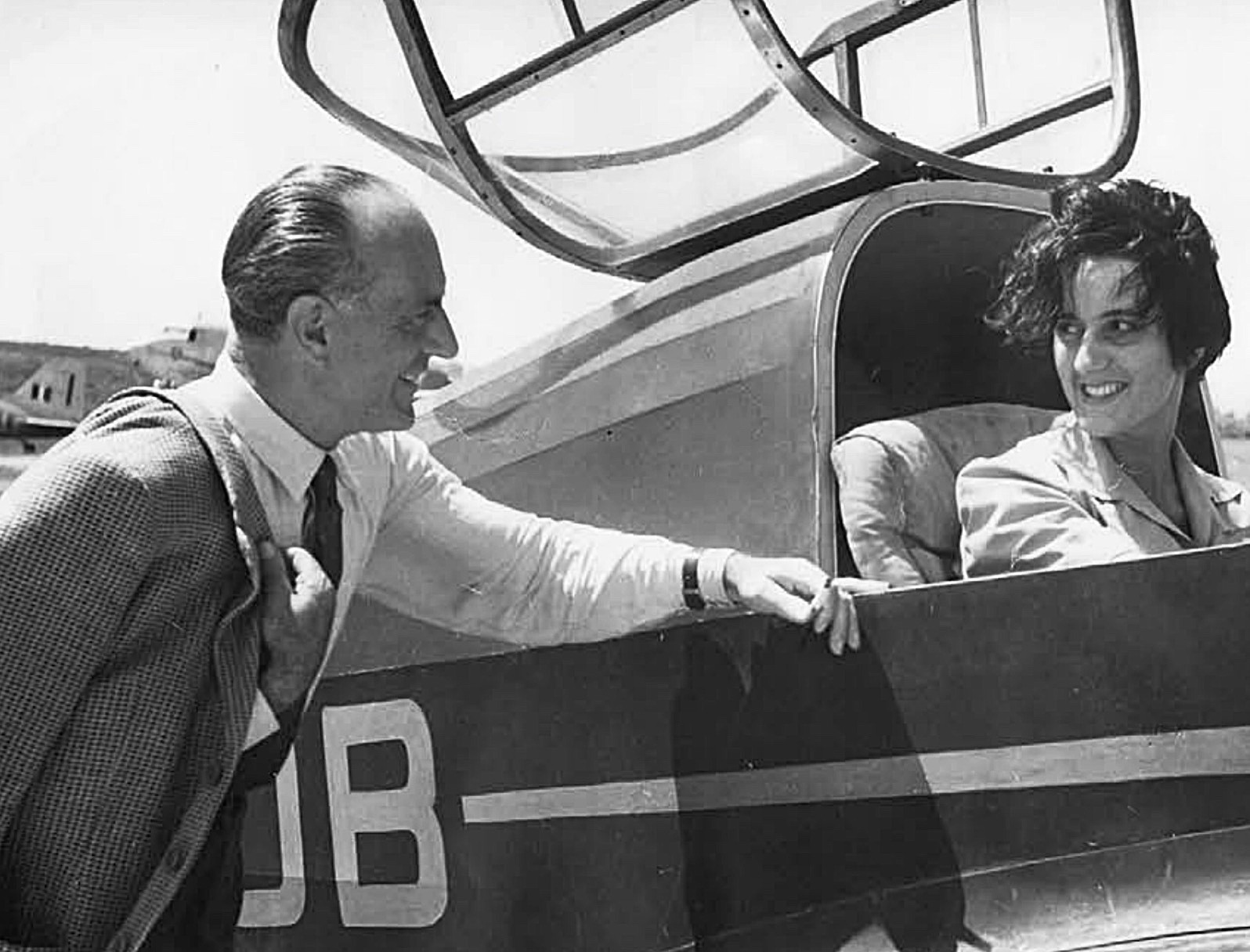 Fiorenza De Bernardi insieme al padre Mario, Asso dell'aviazione italiana