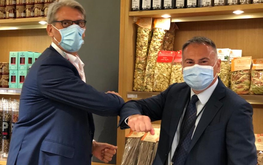 Da sinistra: il presidente AdP, Tiziano Onesti e Fulvio Fassone, ad di Heinemann Italia, inaugurano il 23 luglio un nuovo punto duty-free all'aeroporto di Bari