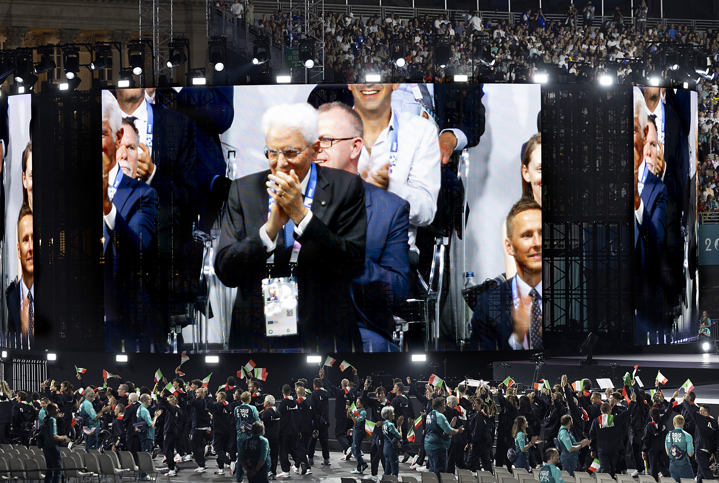 Parigi, 28/08/2024 (II mandato). Il presidente della Repubblica Sergio Mattarella applaude al passeggio degli atleti italiani durante la cerimonia di apertura dei Giochi paralimpici