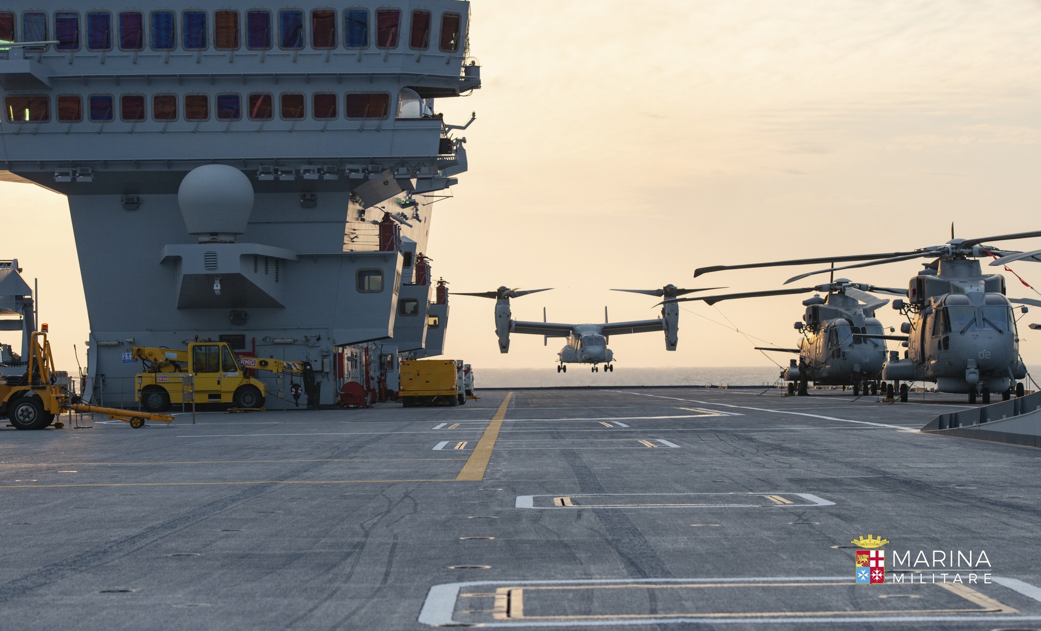 MMI: convertiplano (aereo-elicottero) MV-22 "Osprey" ed elicotteri sulla portaerei "Cavour"