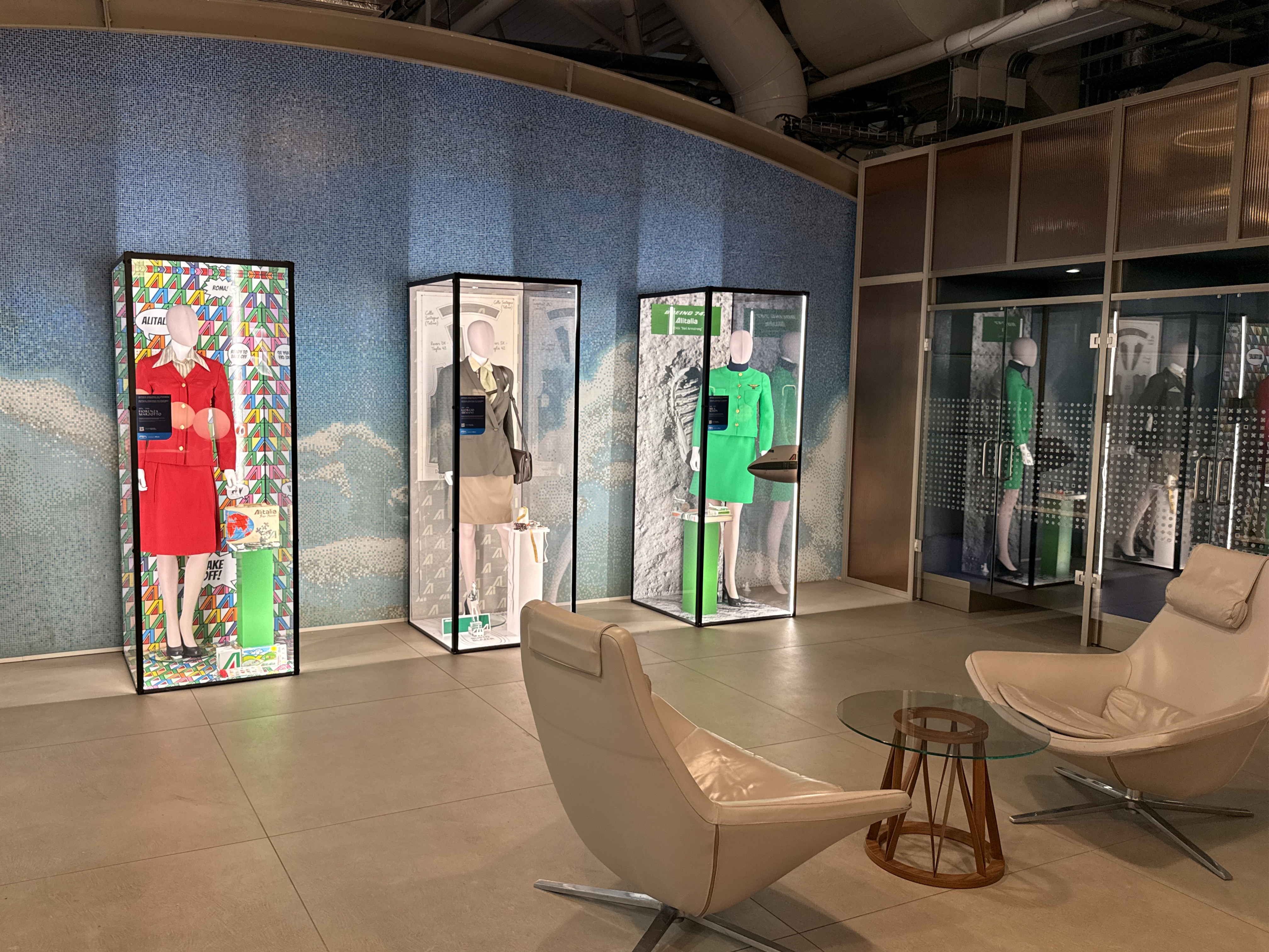Le uniformi storiche Alitalia in mostra nelle lounge e negli spazi corporate della compagnia ITA Airways