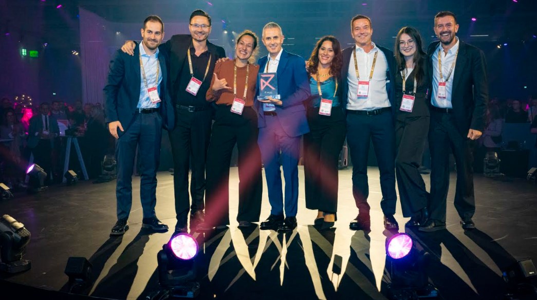 AdR conquista i "Routes World Awards 2026". Da sinistra: Davide Lo Franco, Route Manager Long Haul, Adrian Duru, Route Manager Short-Medium Haul, Angelica Orsini, Head of Aviation & Airline Marketing, Federico Scriboni, Director Aviation Business Development, Tiziana Ricceri, Aviation & Airline Marketing Senior Analyst, Claudio Faustini, Head of Route Development, Ilaria Lamanna, Aviation & Airline Marketing Analyst, Marco Gobbi, Head of Cargo Development & Airline Experience