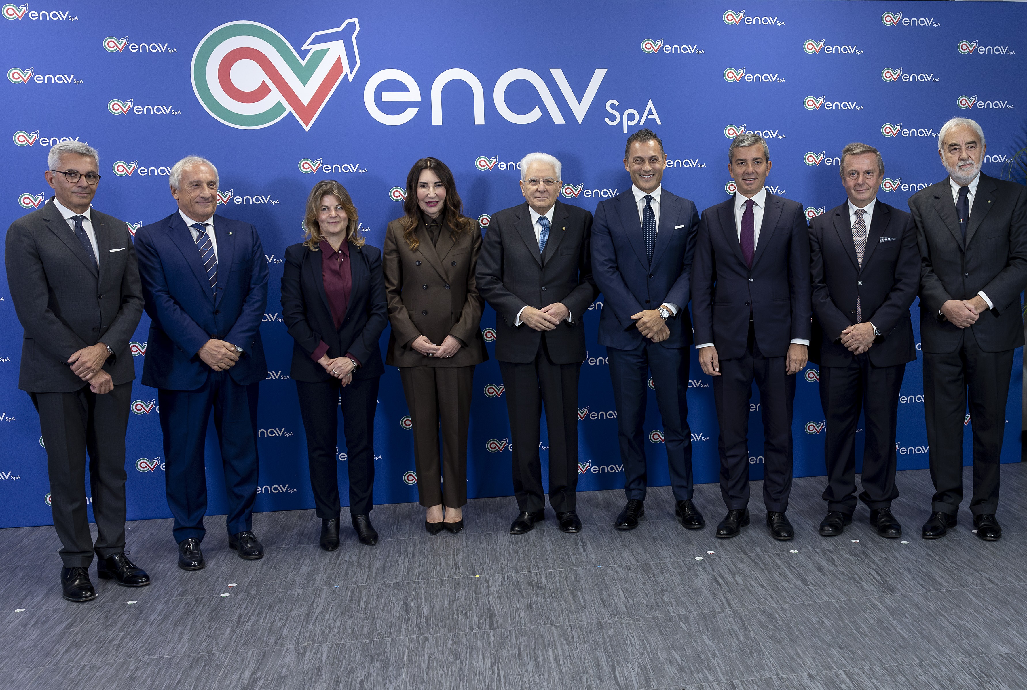 Ciampino, 11/11/2025 (II mandato) Il presidente Sergio Mattarella con una rappresentanza ed i vertici Enav (Società nazionale assistenza volo)