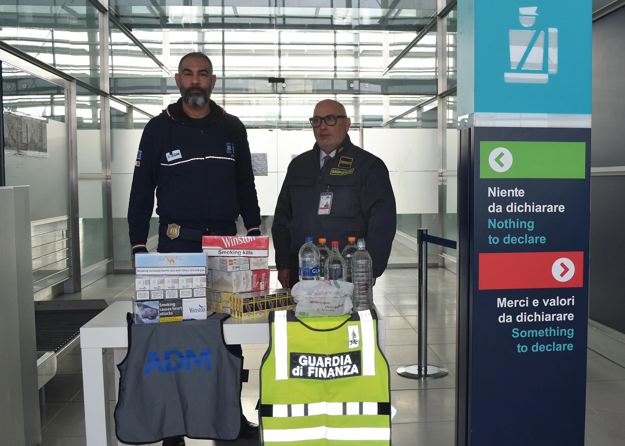 Adm-GdF. Aeroporto di Ancona: sequestro di sigarette, alimenti vari e bevande alcoliche tutti prodotti privi di etichettatura, tracciabilità e certificati